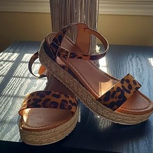 Sandals 8.5 brown